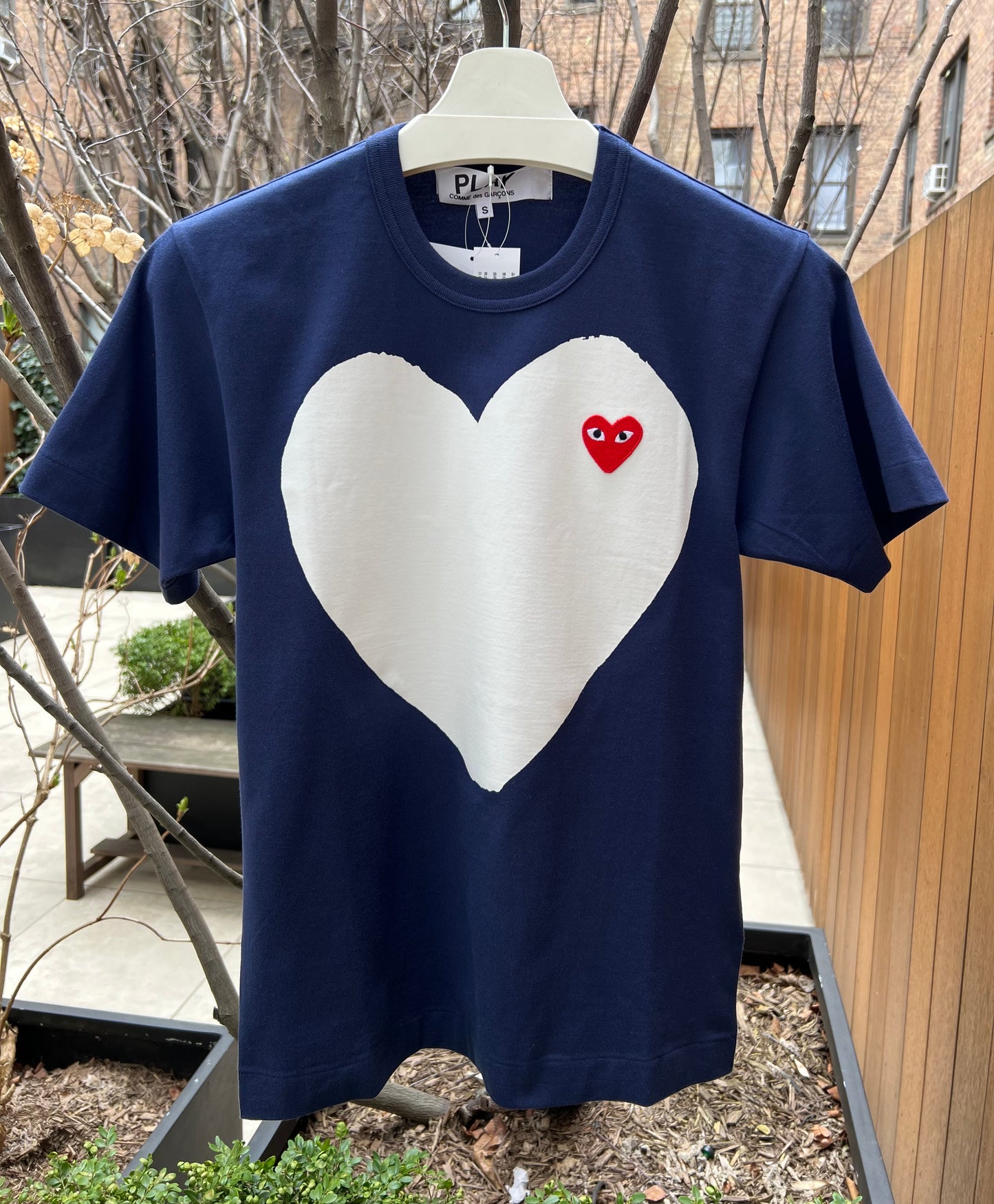 COMMES DES GARCONS P1T184 PLAY NAVY T-SHIRT RED HEART NAVY