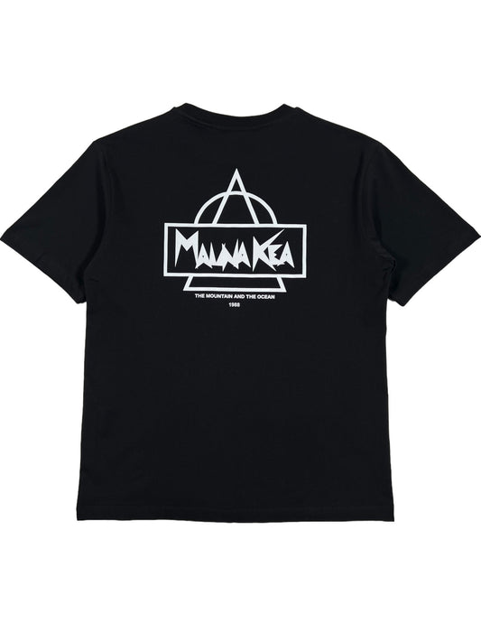 Black MAUNA-KEA MKE100-999 HERITAGE TEE with white "Maunakea - the mountain and the ocean 1840" graphic printed on the back.