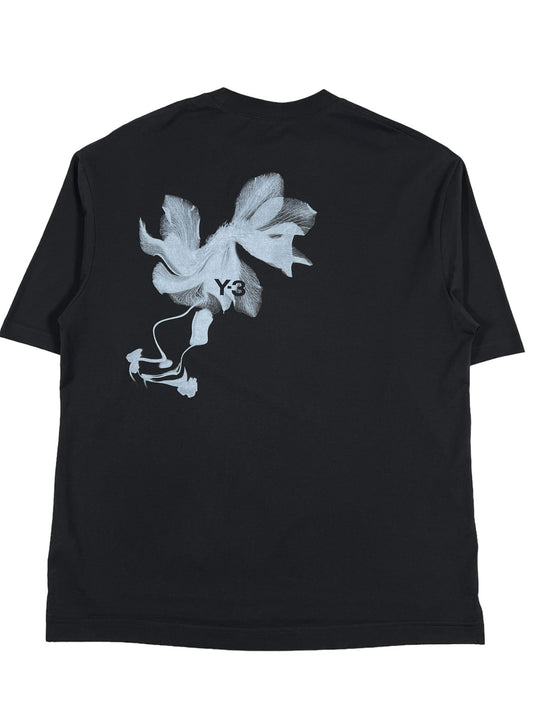 The back of an ADIDAS x Y-3 IN4349 GXS SS TEE 2 BLACK t-shirt with a white flower on it.