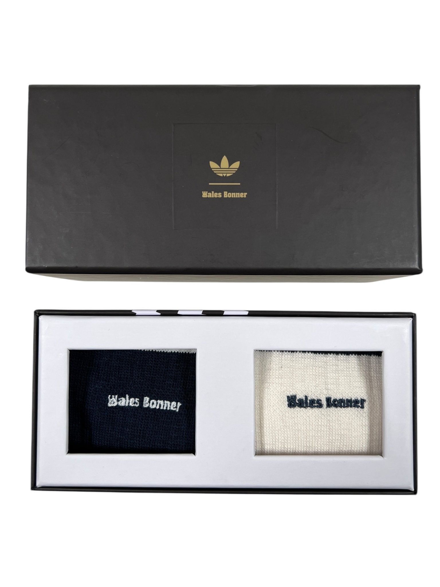 The ADIDAS x WALES BONNER JV8684 WB 3S Sock NtNavy comes in a black box with two embroidered wristbands—one navy, one cream—each in its own compartment, ideal for pairing with your favorite Wales Bonner socks.