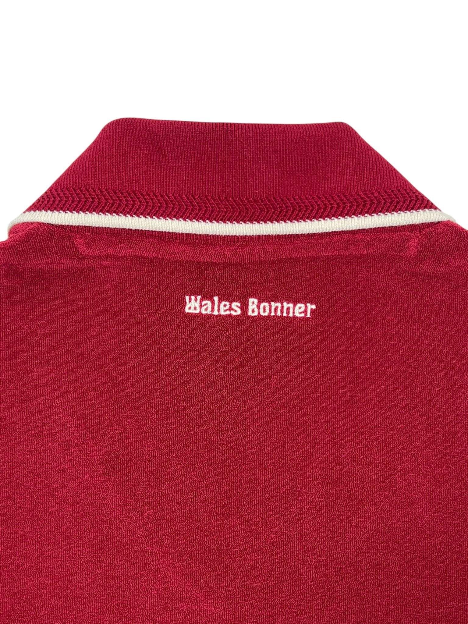 Close-up of the back collar of the Adidas X Wales Bonner JW1122 WB Terry Polo Cburg, showing "Wales Bonner" embroidered in white—a touch of sporty elegance from the ADIDAS x WALES BONNER collaboration.