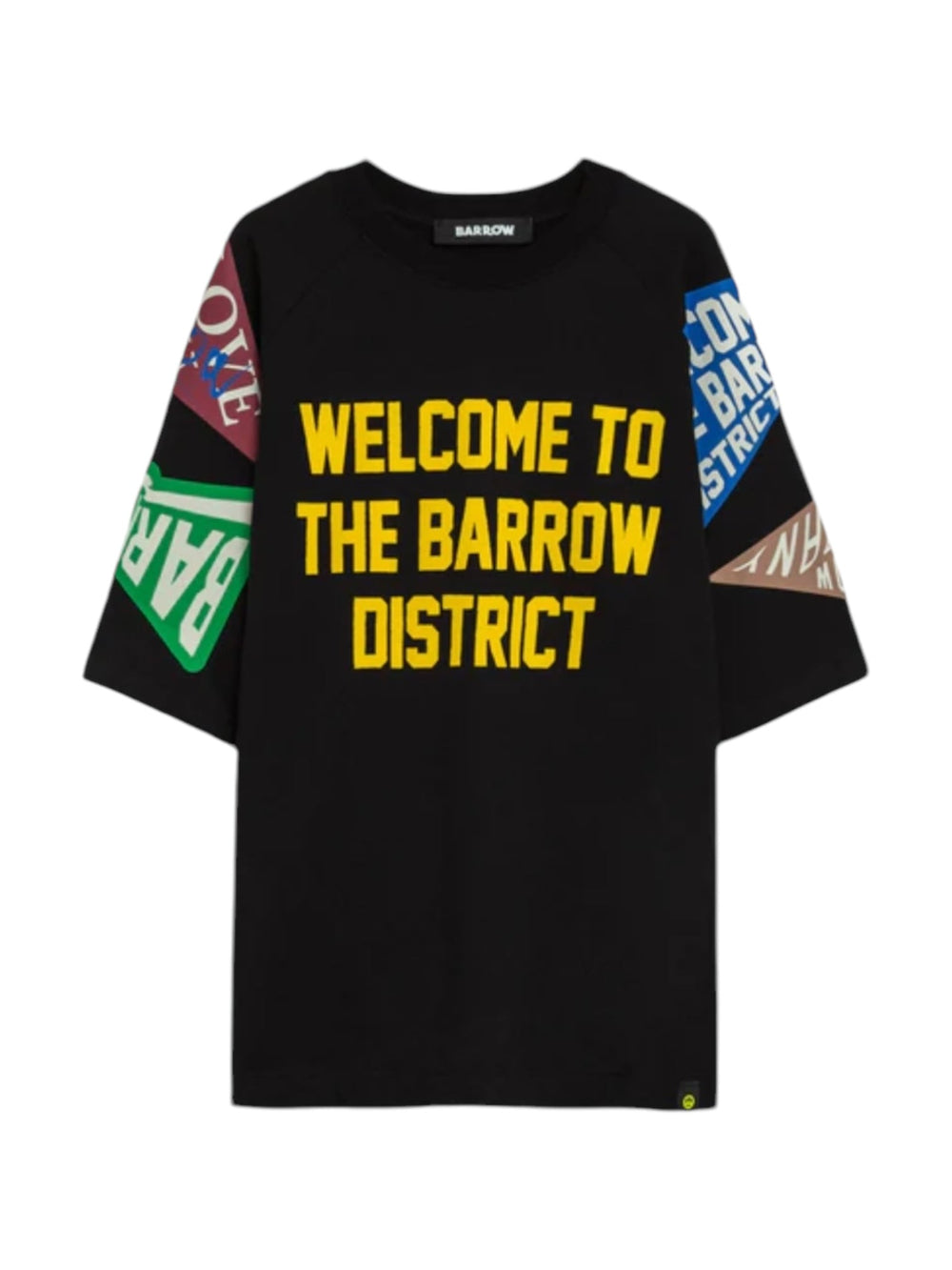 Product Description: The BARROW F4BWUATH069 T-shirt in Nero/Blk features a vibrant yellow "WELCOME TO THE BARROW DISTRICT" print on the front. Made from 100% cotton, it offers optimal comfort. The sleeves are adorned with patchwork designs, incorporating words and shapes for a creative flair.