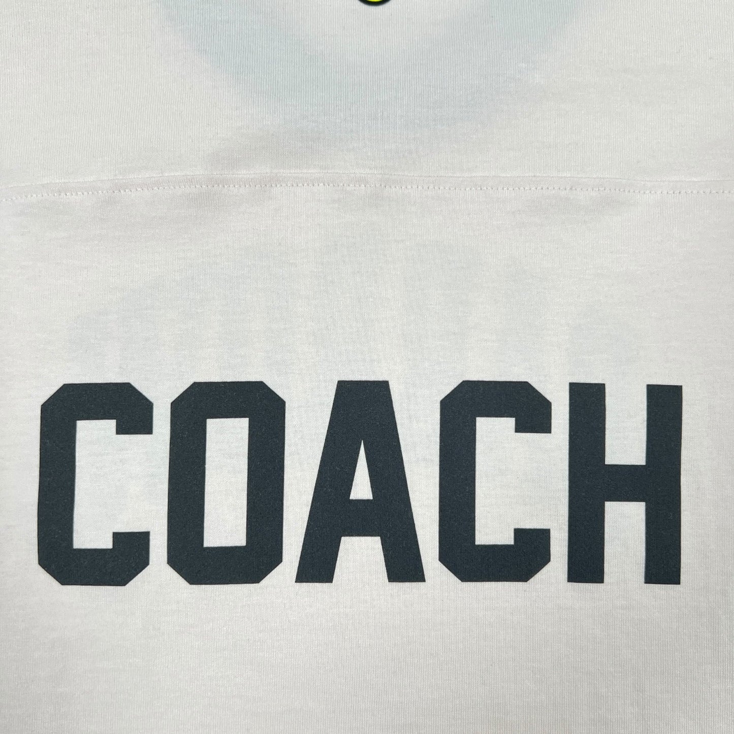 Barrow S5BWUATH032 Jersey T-shirt Vanilla by BARROW: a white, 100% cotton shirt with "COACH" in bold black letters across the chest, inspired by a classic Barrow football jersey.