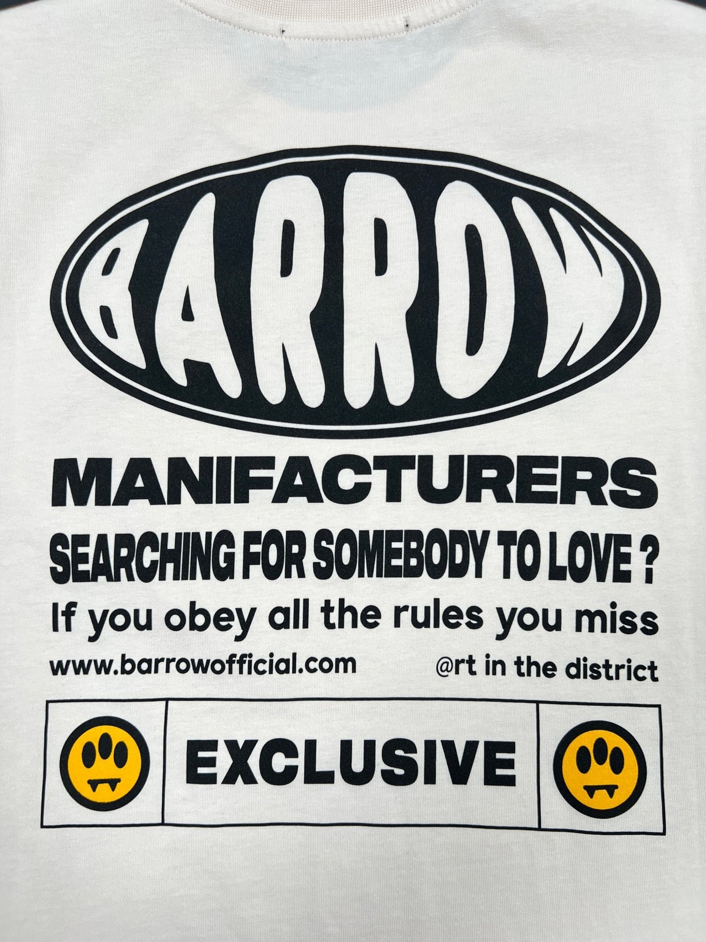 The Barrow S5BWUATH066 Jersey T-shirt Vanilla by BARROW features bold text: "BARROW MANUFACTURERS SEARCHING FOR SOMEBODY TO LOVE? If you obey all the rules you miss @rt in the district," with yellow smiley faces. Made in Italy from 100% cotton for style and comfort.