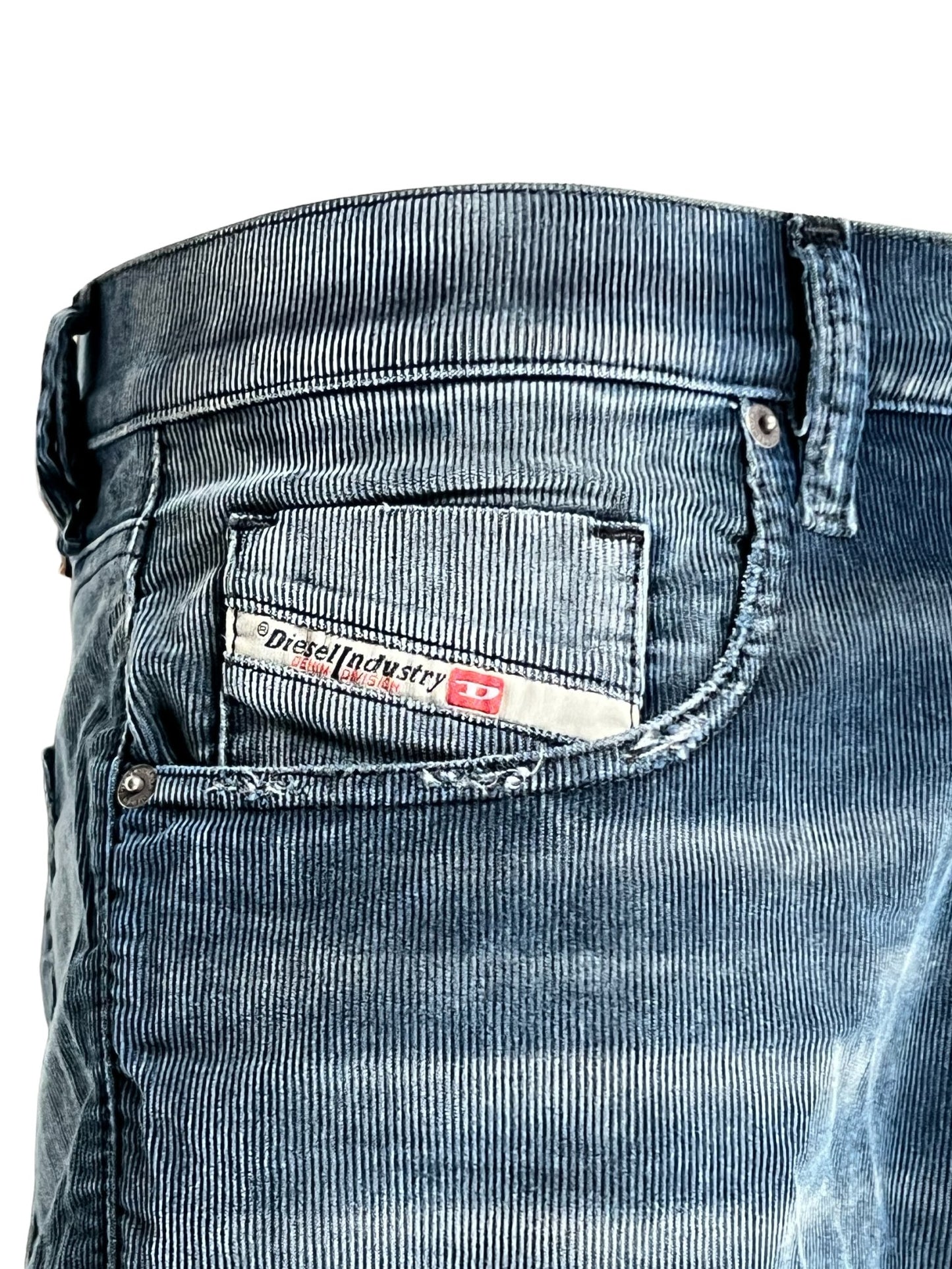 Close-up of a comfort denim jeans pocket with a DIESEL 2019 D-STRUKT 68JF brand label.