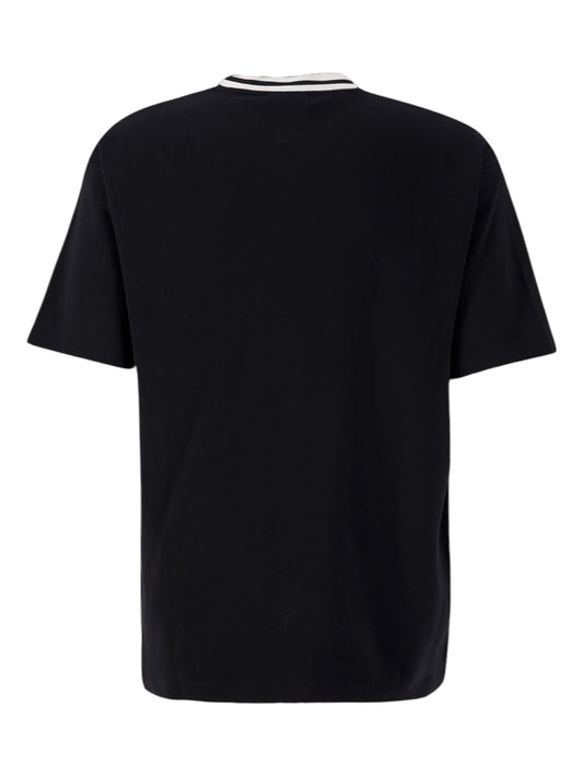 Back view of Drôle de Monsieur Le T-shirt Slogan Blk, featuring a plain black design with a sleek white-striped collar and crafted from comfortable interlock fabric.