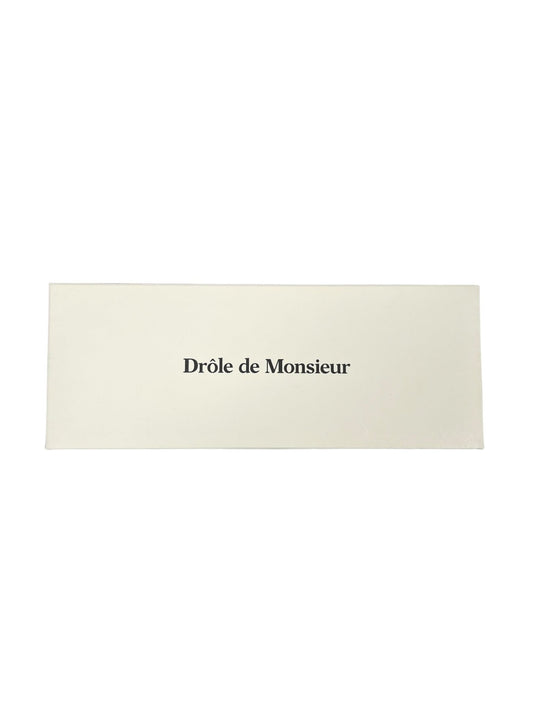 A white envelope featuring "Drôle de Monsieur" elegantly suggests the chic 3-pack within. Inside, the Drôle de Monsieur Sk101-Co024-Mc Le Pack De Chaussettes promises comfort and sophistication with stylish socks.