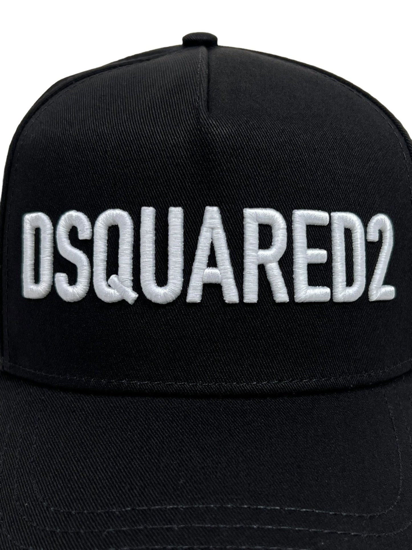 Close-up of the DSQUARED2 BCM0660 Technicolor baseball cap in black, featuring "DSQUARED2" embroidered in white letters on the front, adding a touch of sporty-chic style.