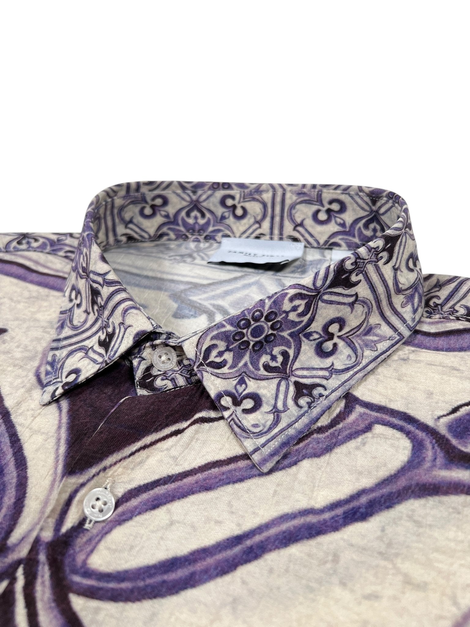 Close-up of the Family First SHS2504 Shirt Amalfi Multicolor by FAMILY FIRST; it features a purple and gray floral pattern with a neatly folded collar showcasing intricate designs and multicolor elegance.