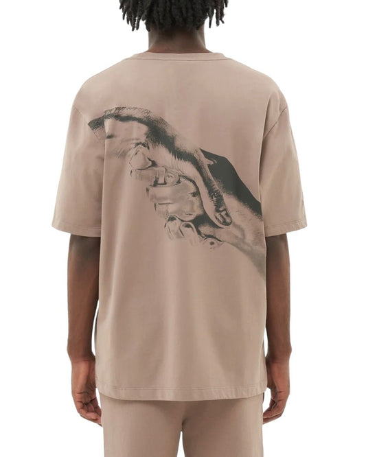 A person wearing the FILLING PIECES HANDSHAKE FOSSIL T-SHIRT, made from organic cotton and featuring an FP handshake backprint with two hands holding each other on the back.
