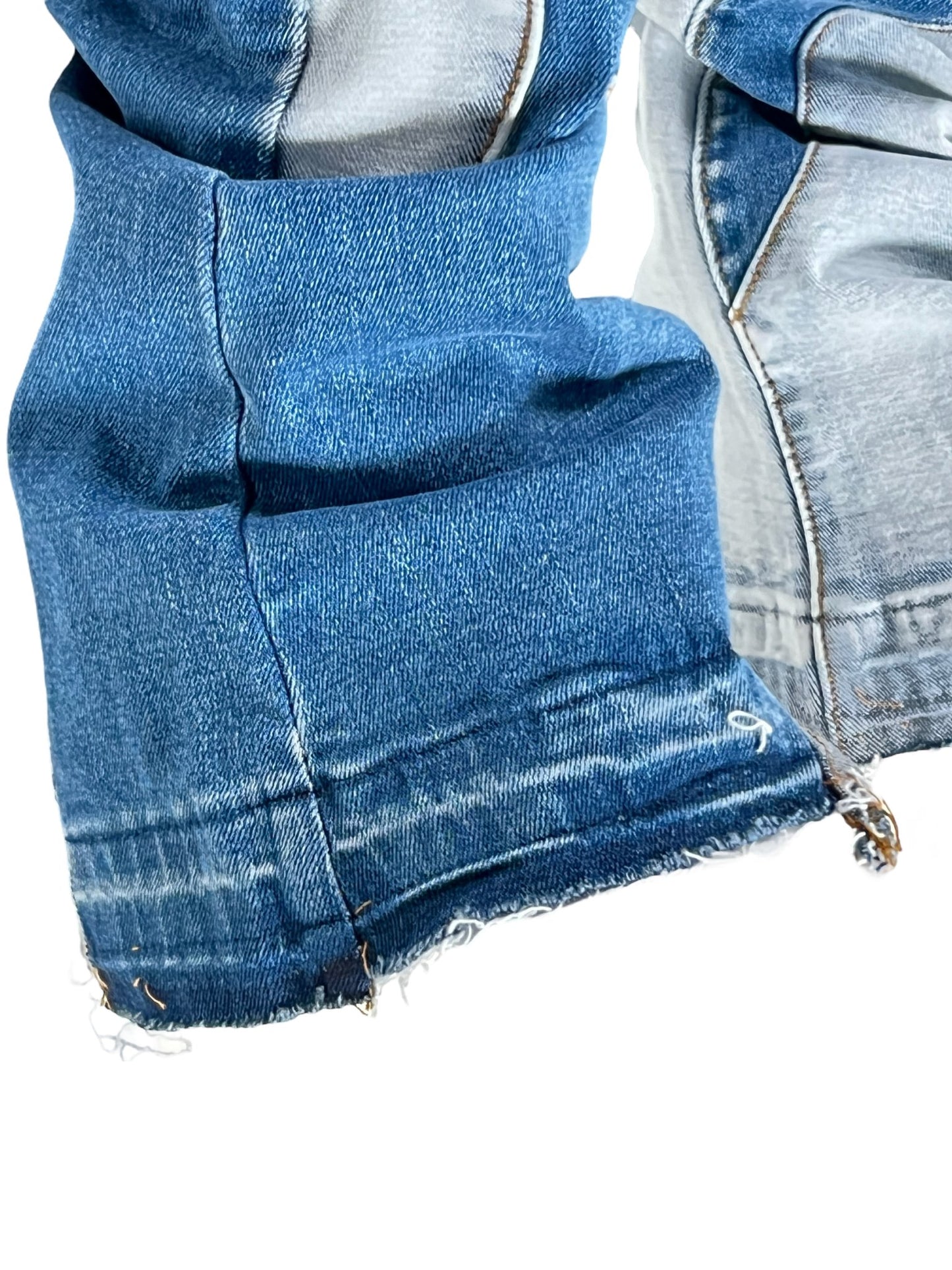 Close-up of GUAPI VINTAGE BLUE WAVY DENIM fabric with a focus on texture and detail by GUAPI.