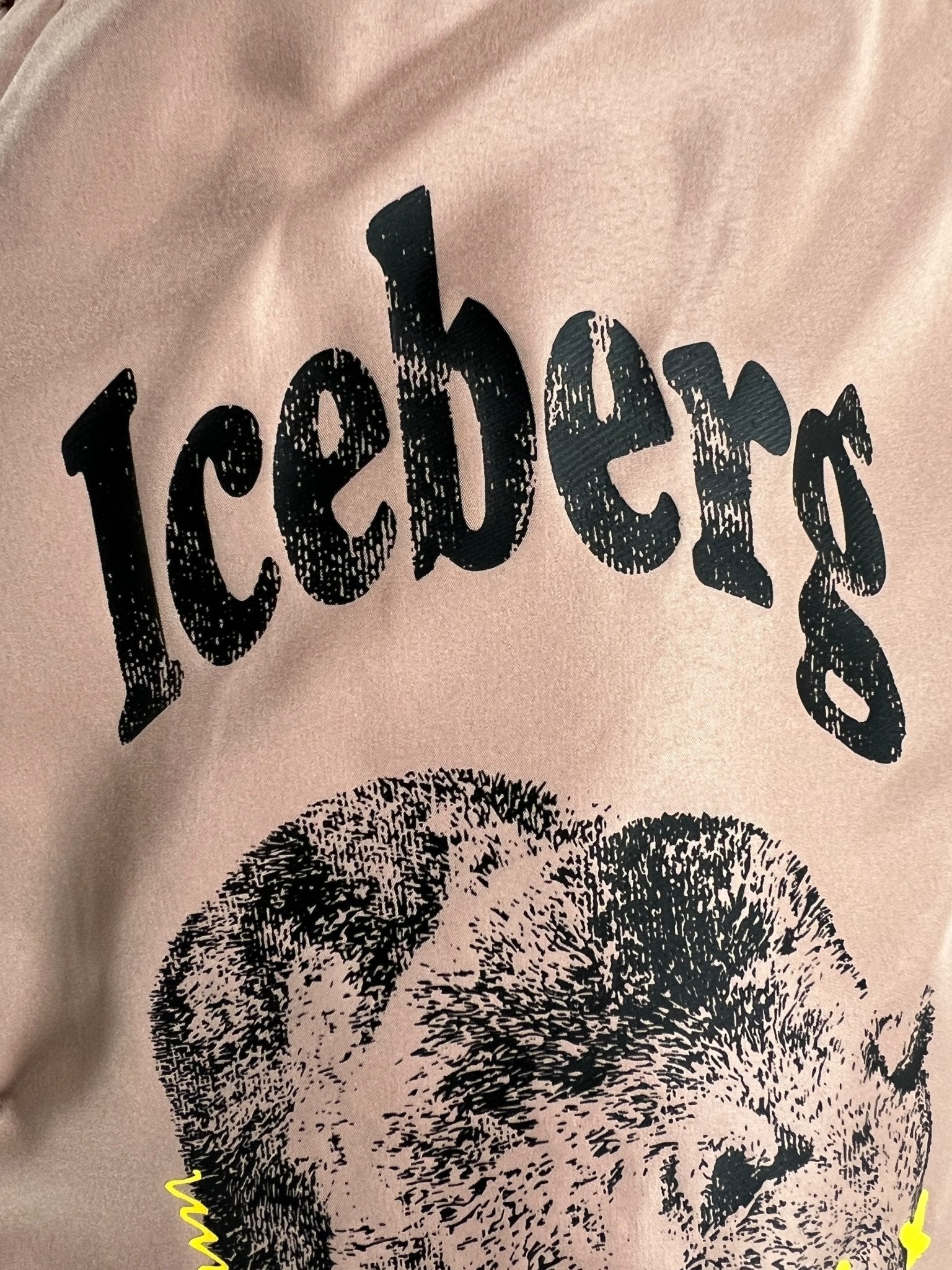 Close-up of the ICEBERG ICE25MBS03 Short Boardshort Blush, showing "ICEBERG" in bold black letters above a polar bear head graphic on 100% polyester.