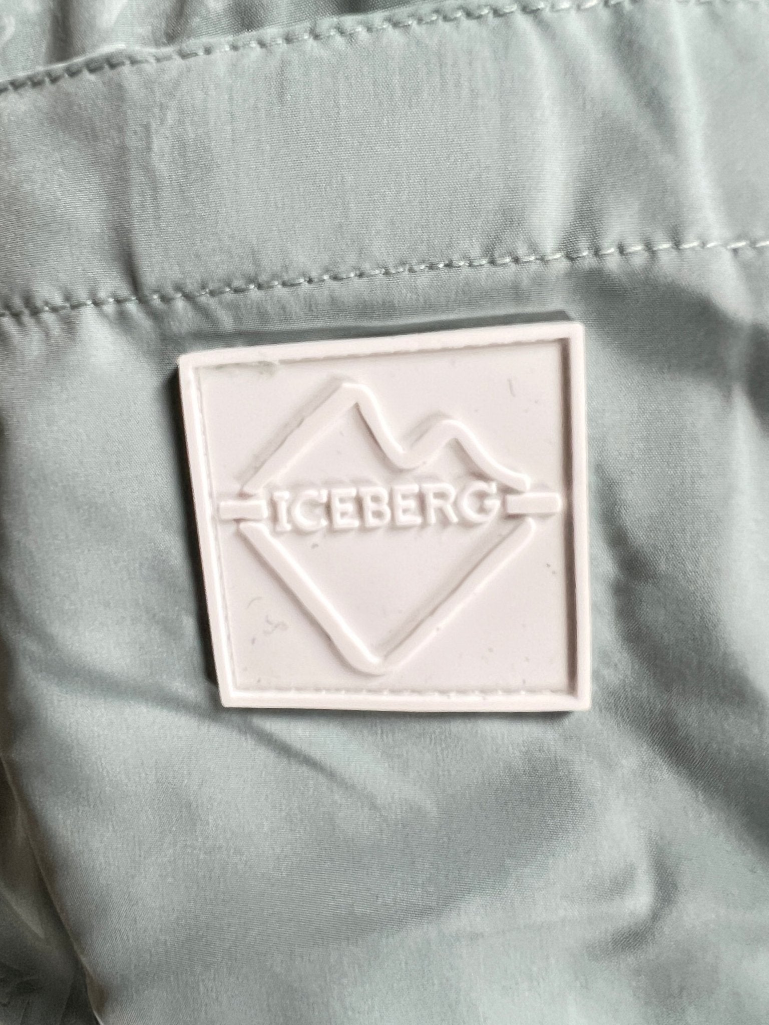 A white rubber patch with a mountain outline and "ICEBERG" accents the Iceberg ICE25MBS05 Short Boardshort Mint in light gray 100% polyester, inspired by classic ICEBERG swim trunks.