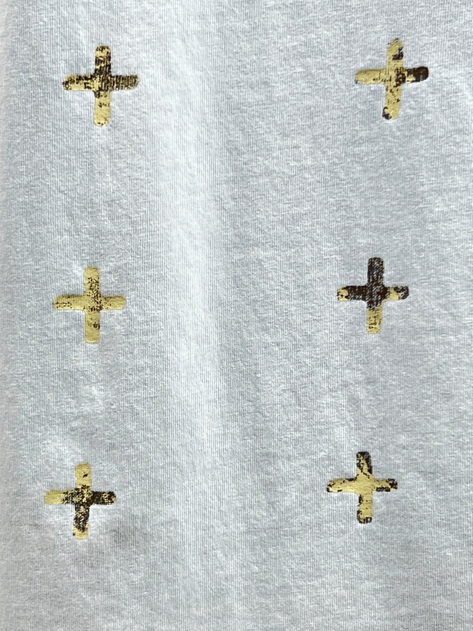 The KSUBI KSUBI CLUBHOUSE BIGGIE TEE SHALLOWS BLU, boasting a pattern of gold metallic plus signs, is crafted from premium cotton jersey.