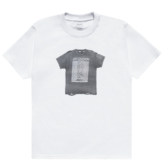 White cotton PLEASURES BROKEN IN T-SHIRT WHT with a screen-printed Joy Division band graphic print.