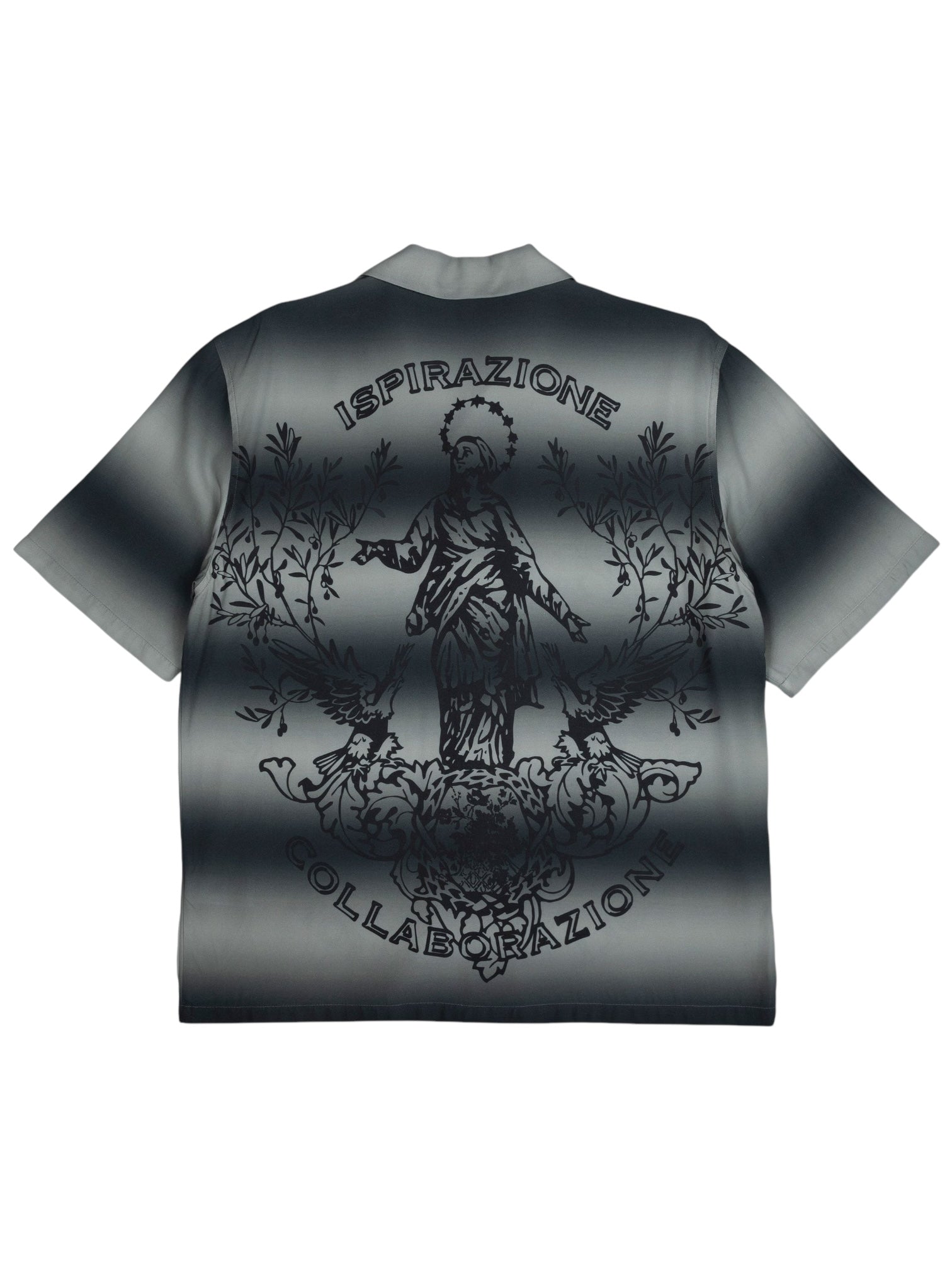 The Pleasures Giovanni BUTTON UP SILVER by PLEASURES features a back view with a short-sleeve camp collar and a grayscale illustration of a person amidst foliage. Crafted from flowing viscose challis, it's framed with the words "Ispirazione Collaborazione" and made in Italy.