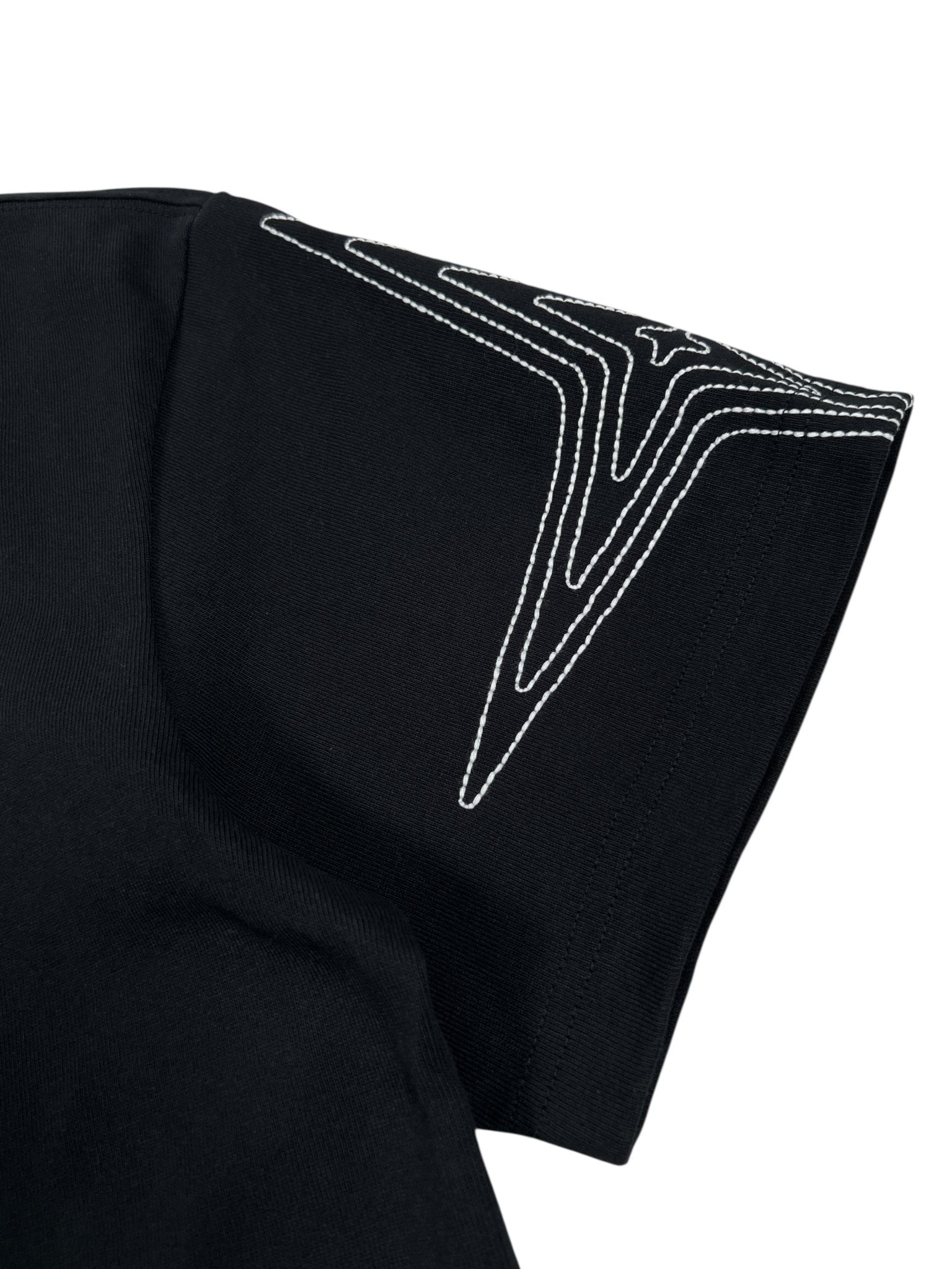 Close-up of the Purple Brand P117-HBJS325 HWT Jersey SS Tee in Black, featuring a white abstract stitched design on the sleeve.