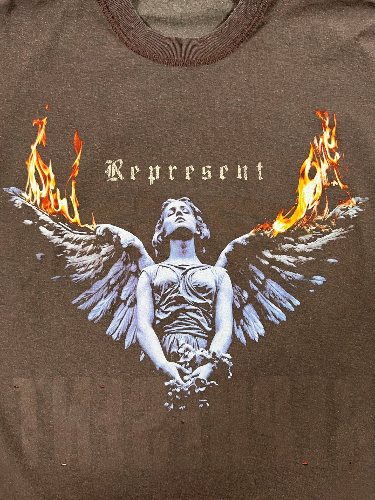 The REPRESENT Living Legacy T-shirt (MLM100176-17) in Nero features a stone angel with flaming wings and "Represent" in gothic font, printed on organic cotton for bold style.