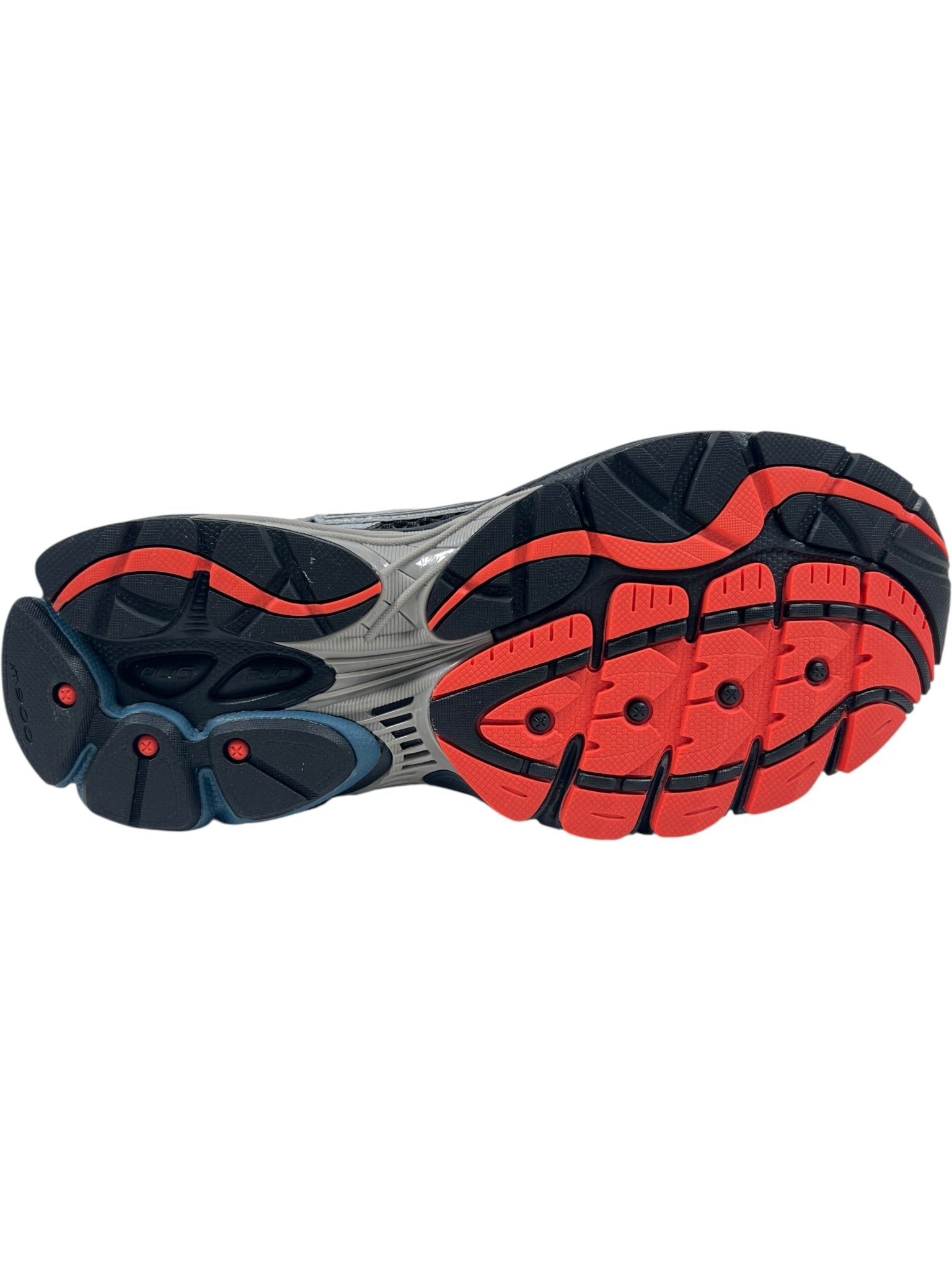 The image shows the sole of the SAUCONY Progrid Omni 9 (S70739-28) in Black/Multi, featuring black, gray, and red rubber tread with Grid Technology for superior cushioning.