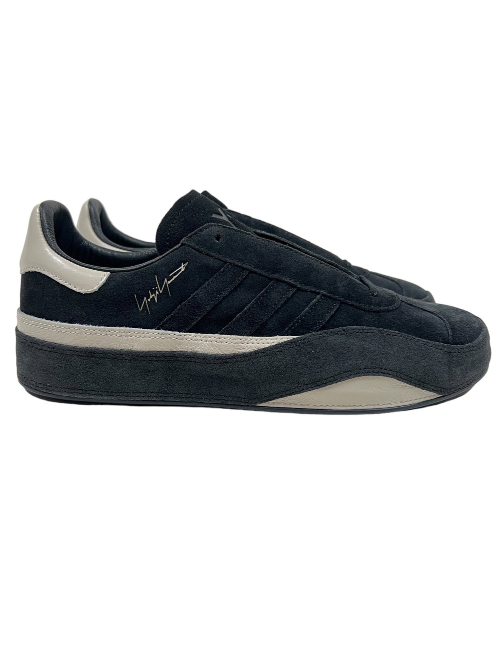 The ADIDAS x Y-3 JH8925 Gazelle Black/Alumin sneakers feature a black suede exterior with a silver signature on the side. Their low-top design and black soles offer a stylish and comfortable fit, making them ideal for any occasion.