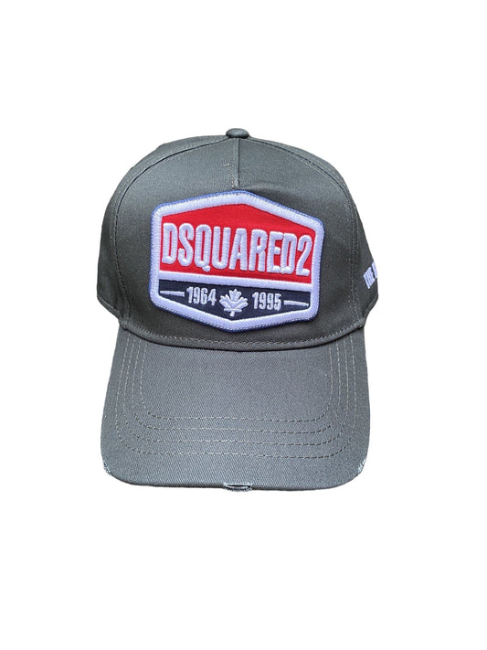 The DSQUARED2 BCM0440 BASEBALL CAP GABARDINE MILITARE is embroidered on a military green baseball cap.
