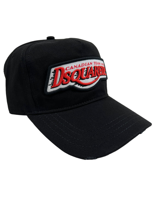 A fashionable DSQUARED2 BCM0782 baseball cap gabardine-nero with a red logo on it.