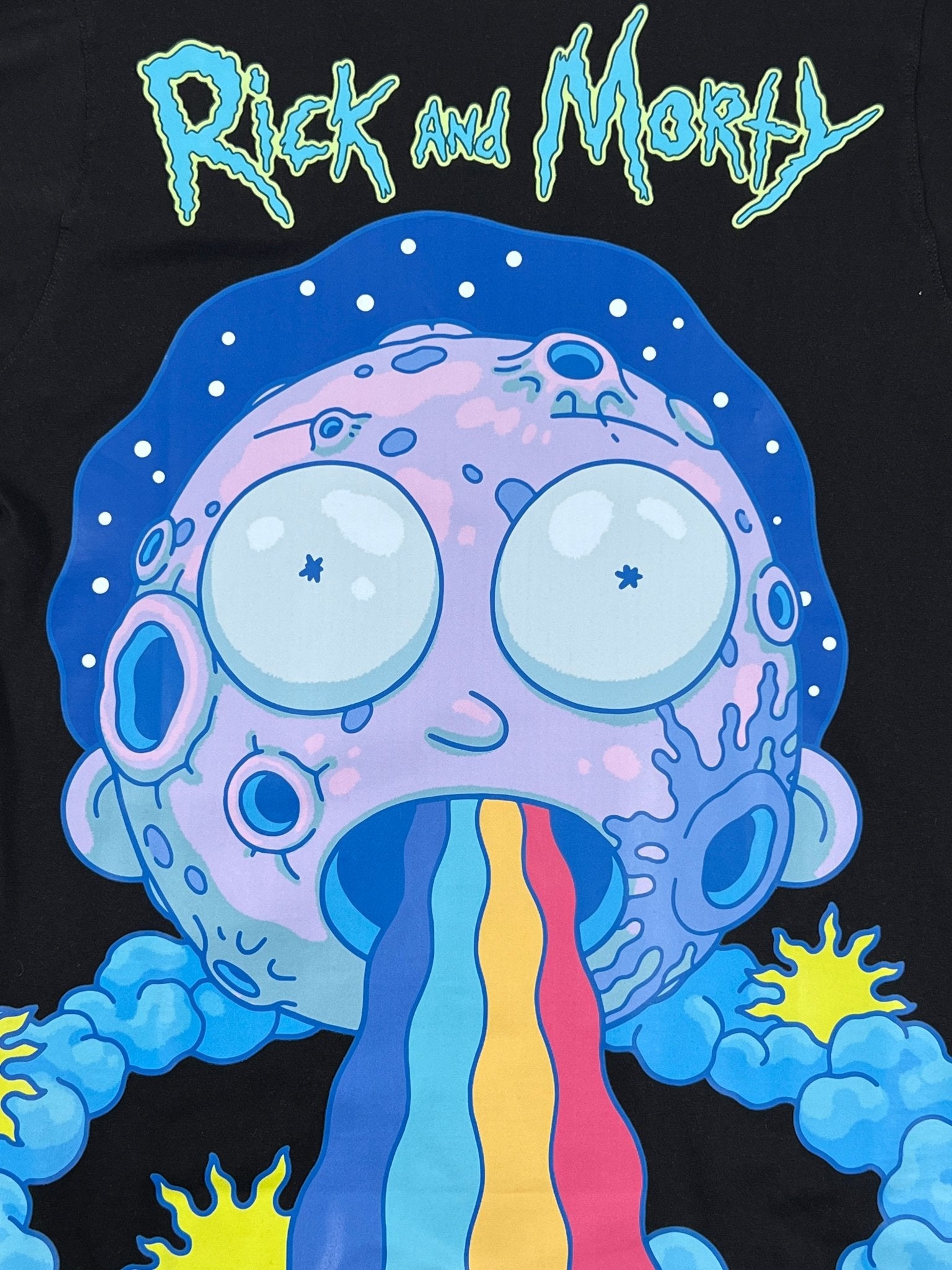 A cartoon of a moon with a rainbow on a FAMILY FIRST TS2306 T-SHIRT RICK FANTASY BLACK.