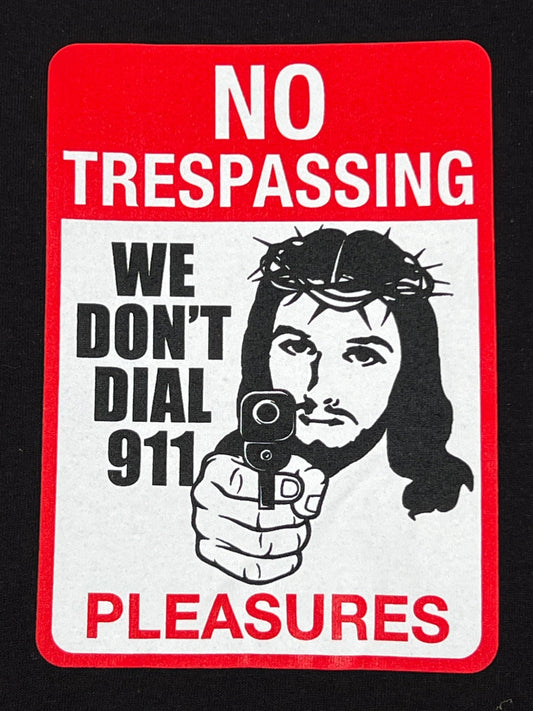 No PLEASURES TRESPASS T-SHIRT BLK graphic t-shirt, we don't dial 911.