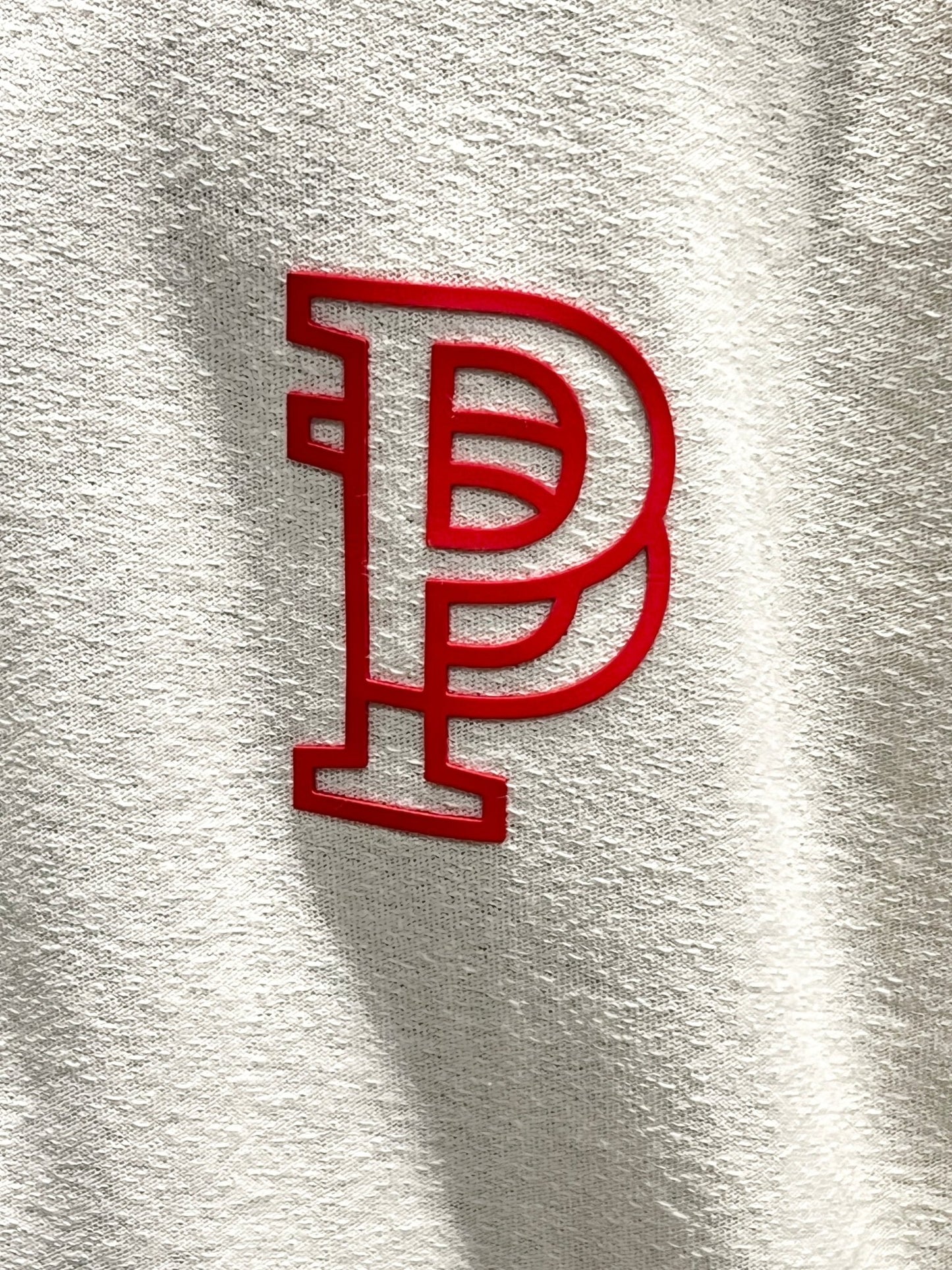 A close up of the letter p on a WHITE PURPLE BRAND P104-JGAW TEXTURED JERSEY SS TEE.